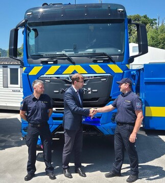 Občina Ravne na Koroškem prevzela vozilo za boljšo odzivnost ob podnebnih nesrečah